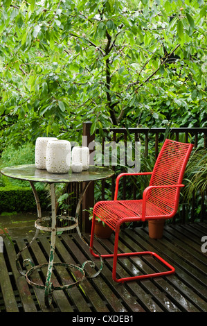 Sitzgelegenheiten im Freien auf der Terrasse des Londoner Stadthaus nach Regen Stockfoto