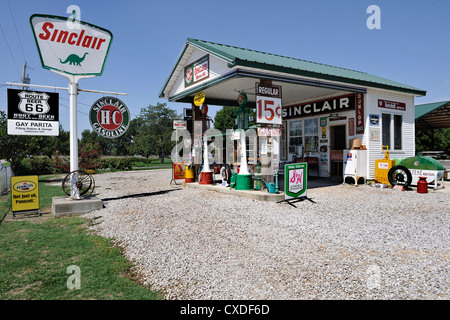 Tankstelle mit Vintage Zapfsäulen, Gay Parita Sinclair Station, Route 66, Paris Springs, Missouri Stockfoto