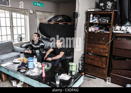 Freunden vor dem Fernseher zusammen Stockfoto
