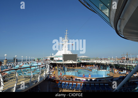 Sonnenbaden am Sonnendeck auf Royal Caribbean "Grandeur of the Seas" Passagiere Kreuzfahrtschiff, Adria, Mittelmeer, Europa Stockfoto