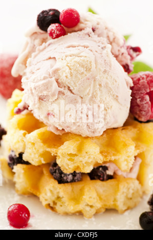 Eis mit Waffeln Stockfoto