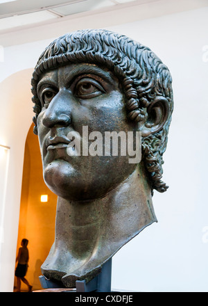 Bronzekopf von Kaiser Constantine II, Flavius Claudius Constantinus, Capitoline Museum, Rom, Italien Stockfoto