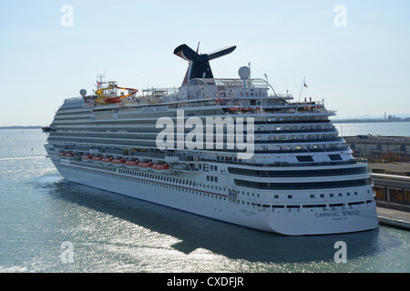 Carnival Cruise Lines "Carnival Breeze" Kreuzfahrt Schiff angedockt an Venedig Cruise Terminal, Venedig, Provinz Venedig, Veneto, Italien Stockfoto