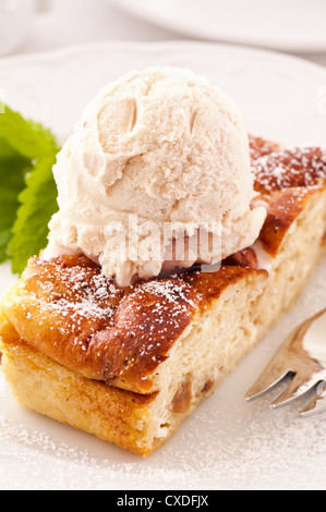 Apfelkuchen mit Vanilleeis Stockfoto