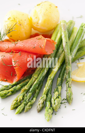 grüner Spargel mit Lachs und Kartoffeln Stockfoto