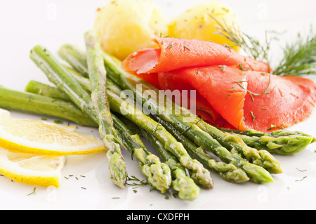 grüner Spargel mit Fisch und Kartoffeln Stockfoto