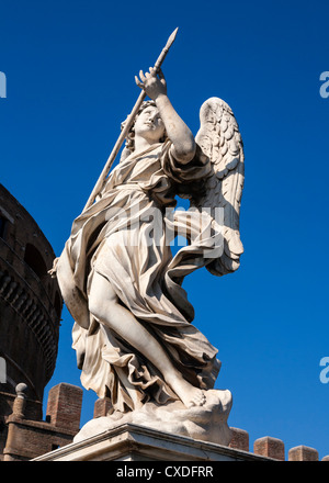 Einer von Berninis Engeln auf der Ponte Sant'Angelo, die Brücke über den Tiber zu Castel Sant'Angelo, Rom, Italien. Stockfoto