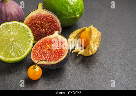 exotische Früchte auf Schiefer Teller Stockfoto