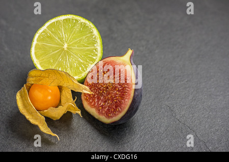 exotische Früchte auf Schiefer Teller Stockfoto