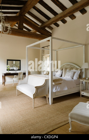 Weißes Himmelbett unter hohen Balkendecke Provence Country House Stockfoto