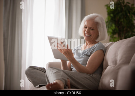 Kaukasische Frau mit digital-Tablette Stockfoto