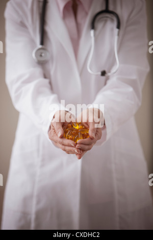 Kaukasische Arzt Holding Pillen Stockfoto