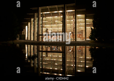 Die große Halle des Museums für Anthropologie (MOA) in der Nacht, Universität von British Columbia, Vancouver, BC, Kanada Stockfoto