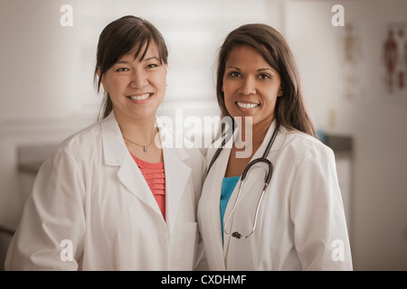 Lächelnde Arzt zusammenstehen Stockfoto