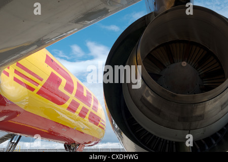 Teilansicht eines DHL Boeing 757 Frachter Flugzeugs Blick auf den vorderen Rumpf von direkt hinter das rechte Triebwerk Stockfoto