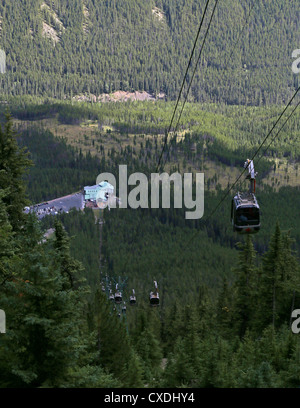 Seilbahnen aufsteigend die Banff Gondola, die Passagiere auf den Gipfel des Sulphur Mountain, Banff Alberta, Kanada trägt Stockfoto