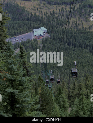 Seilbahnen aufsteigend die Banff Gondola, die Passagiere auf den Gipfel des Sulphur Mountain, Banff Alberta, Kanada trägt Stockfoto