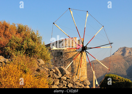 Kato Pines, ein Dorf auf einem Hügel, über dem alten Elounda mit stillstehenden Windmühlen auf dem Kamm - Lasithi, Kreta, Griechenland Stockfoto