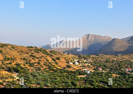 Bergdorf Pano Pine oberhalb von Alt Elounda mit stillstehenden Windmühlen auf dem Kamm der kato Pine Kreta, Griechenland Stockfoto