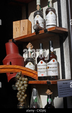 Madeira-Wein-Flaschen durch eine schmutzige Schaufenster Stockfoto