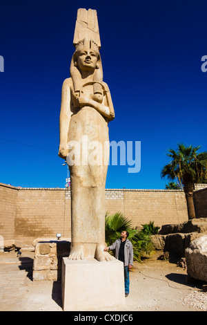 Mann, der durch die 11m hohe Statue von Meret Amun, die höchste von einem alten Königin in Ägypten entdeckt. Achmin, Sohag, Ägypten. Stockfoto