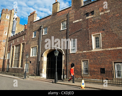 Bewachen Sie, vorbei an St. James Palace, City of Westminster, London, England, Vereinigtes Königreich Stockfoto