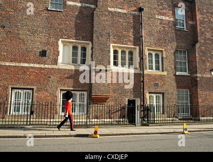 Bewachen Sie, vorbei an St. James Palace, City of Westminster, London, England, Vereinigtes Königreich Stockfoto