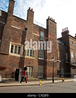 Bewachen Sie, vorbei an St. James Palace, City of Westminster, London, England, Vereinigtes Königreich Stockfoto