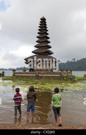 Pura Ulun Danu Bratan (hinduistisch-buddhistischen Tempel) - Candi Kuning - Bali - Indonesien Stockfoto