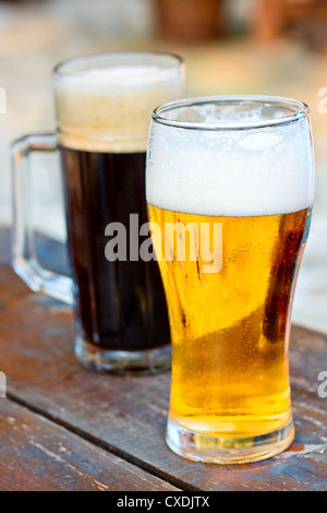 Glas, dunkle und helle Bier Stockfoto