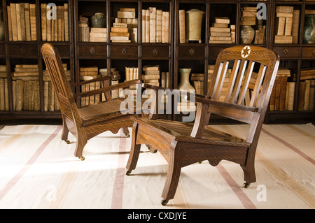 Paar von indischen Bombay Deco Teak und geometrischen Intarsien Stühle c1930 Stockfoto