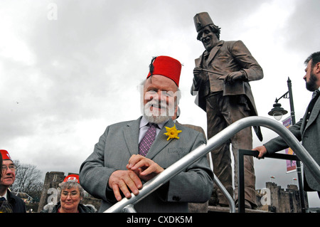 Sir Anthony Hopkins kehrt in seine Heimat Wales, eine Bronzestatue des späten Komiker Tommy Cooper in Caerphilly zu enthüllen, Stockfoto