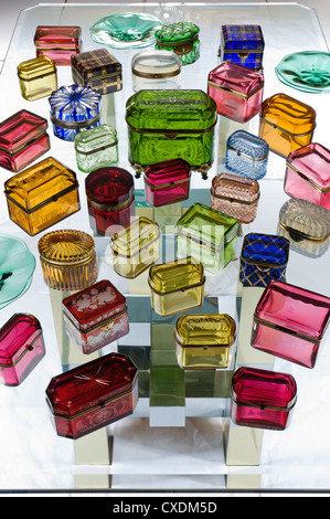 Auswahl aus farbigem Glas Boxen, Ende des 19. Jahrhunderts und Anfang des 20. Jahrhunderts Stockfoto