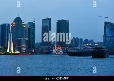 Shanghai-Hochhäuser am Abend in der Nähe von Wasser Stockfoto