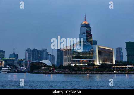 Shanghai-Hochhäuser am Abend in der Nähe von Wasser Stockfoto