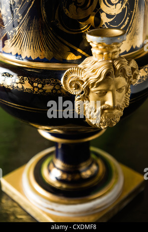 Ein paar, französisches Reich vergoldet und "Bleu Royale" Paris Porzellanvase, c1820 Stockfoto