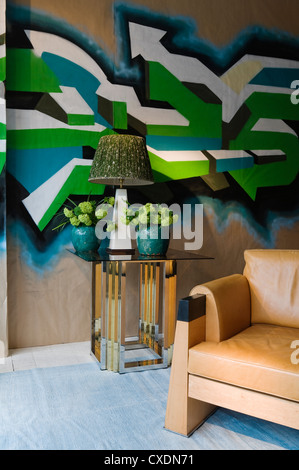 Antike Objekte gegen Fett 21. Jahrhundert Graffiti-Wand-Dekoration Stockfoto