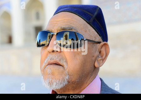 Die Kalon-Moschee in Buchara reflektiert auf eine usbekische Mann Sonnenbrille. Stockfoto