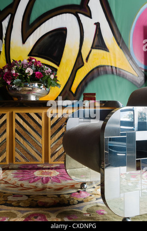 Antike Objekte gegen Fett 21. Jahrhundert Graffiti-Wand-Dekoration Stockfoto