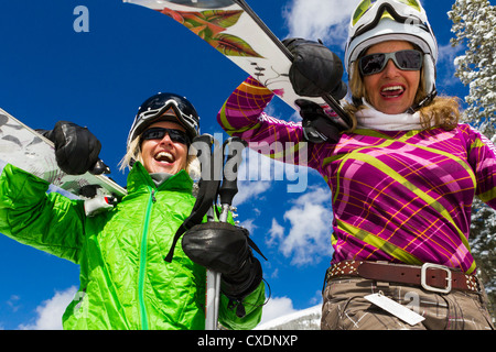 Kaukasischen Frauen, Skifahren Stockfoto