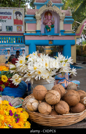 Blume und Kokos Tempelopfern außerhalb einen hindu-Tempel. Puttaparthi, Andhra Pradesh, Indien Stockfoto