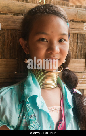 Mo-Ji, eines der letzten jungen Padaung (Longneck Karen) Mädchen tragen die Messing-Spulen in ihr Dorf Ban Nai Soi in Thailand Stockfoto