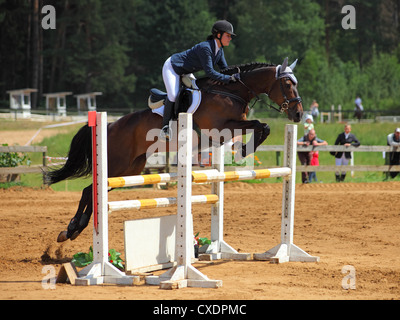 Junges Mädchen mit Sauerampfer Pferd springen Stockfoto