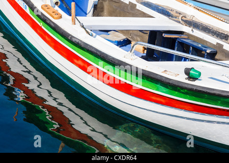 Hölzerne Angelboot/Fischerboot in das Meer Nahaufnahme in Griechenland Stockfoto