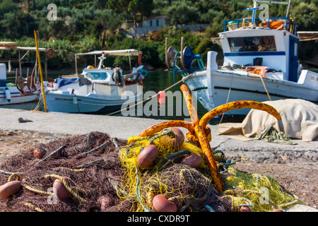 Hölzerne Angelboot/Fischerboot in das Meer Nahaufnahme in Griechenland Stockfoto