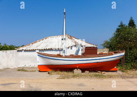 Hölzerne Angelboot/Fischerboot geparkt in der Straße in Griechenland Stockfoto
