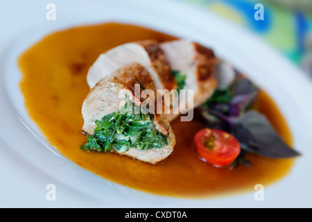 Schweinefilet mit Spinat und sauce Stockfoto