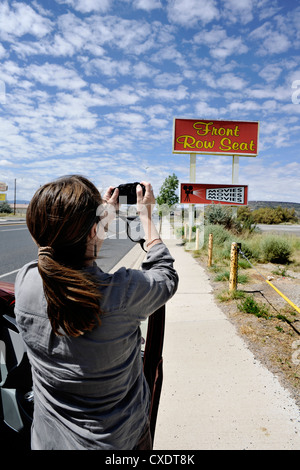 Tourist/Reisenden fotografieren Front Row Seat Kinofilme/Zeichen, Route 66 USA Stockfoto