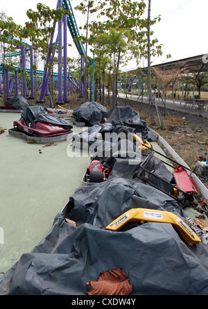 Es ist ein Foto von einem Mechaniker Sport Kart Racing oder Karting genannt. Die Kats ist auf der Straße oder der Parkplatz gestoppt. Stockfoto