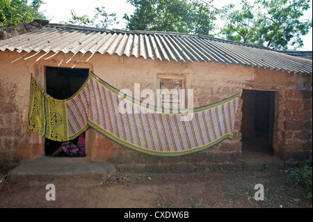 Baumwoll Sari wird zum über Dorf Haus Wand, ländlichen Orissa, Indien, Asien trocknen gehängt Stockfoto